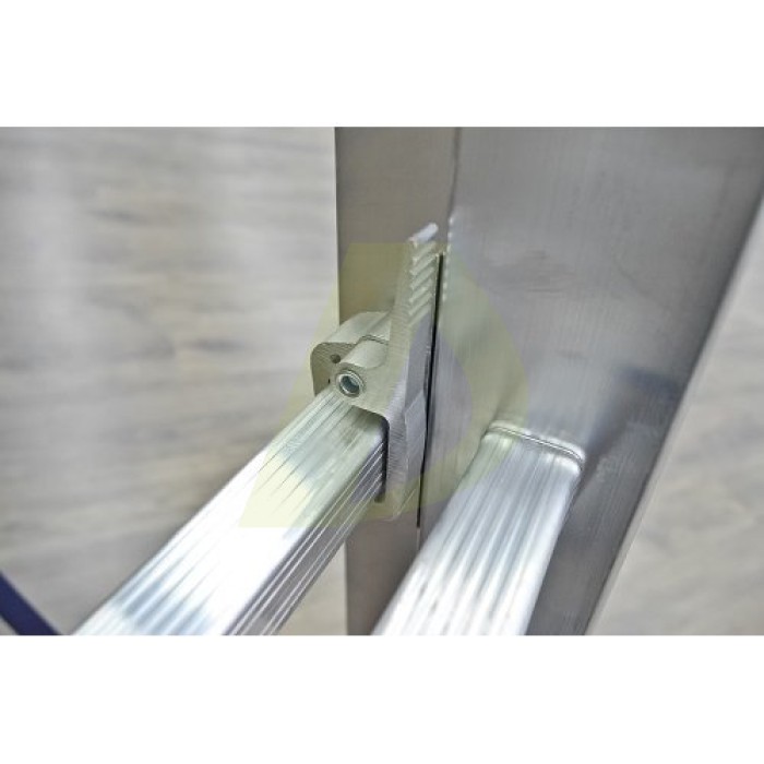 Лестница двусторонняя алюминиевая STARK SVHR, 3 секции, 8 ступ., 3,6-5 м (525380503) Лестница двусторонняя алюминиевая STARK SVHR, 3 секции, 8 ступ., 3,6-5 м (525380503)