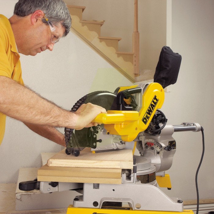 Торцювальна пила DeWALT DW 717XPS Торцювальна пила DeWALT DW 717XPS