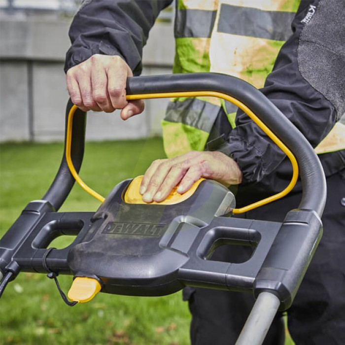 Аккумуляторная газонокосилка бесщеточная DeWALT DCMW 564N (без аккумулятора) Аккумуляторная газонокосилка бесщеточная DeWALT DCMW 564N (без аккумулятора)