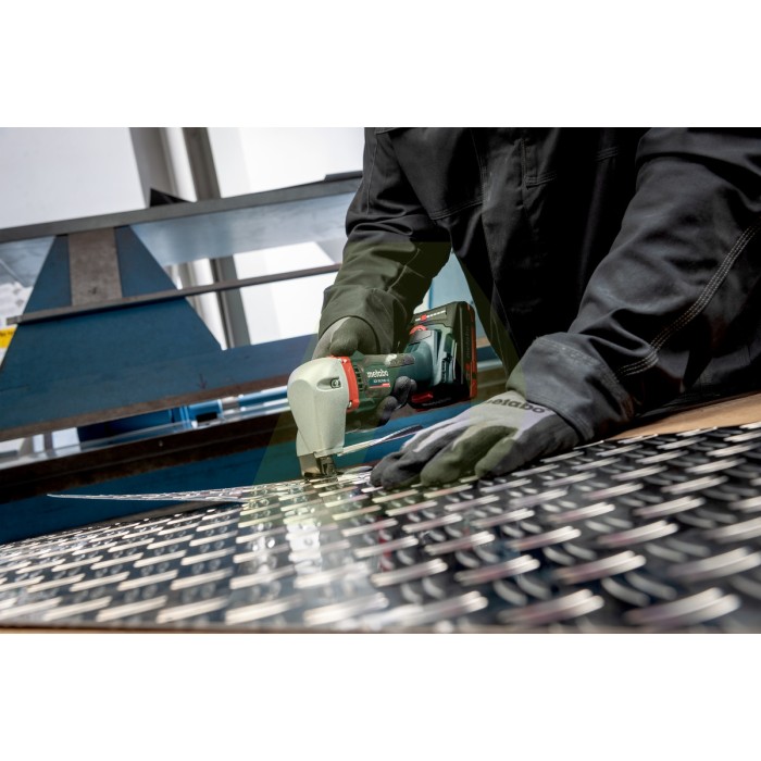 KFM 18 LTX 3 RF Аккумуляторный фрезер для обработки металлических кромок KFM 18 LTX 3 RF Аккумуляторный фрезер для обработки металлических кромок