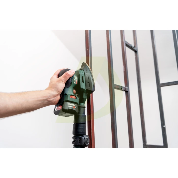 KGS 18 LTX BL 305 Акумуляторна торцювальна пила KGS 18 LTX BL 305 Акумуляторна торцювальна пила