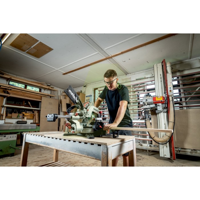 KGS 18 LTX BL 216 Акумуляторна торцювальна пила KGS 18 LTX BL 216 Акумуляторна торцювальна пила