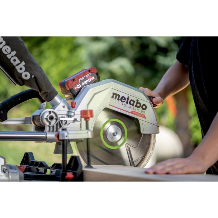 KGS 18 LTX BL 216 Акумуляторна торцювальна пила KGS 18 LTX BL 216 Акумуляторна торцювальна пила