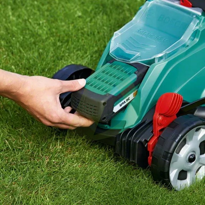 Аккумуляторная газонокосилка BOSCH Rotak 32 Li-Ion (0600885D06) Аккумуляторная газонокосилка BOSCH Rotak 32 Li-Ion (0600885D06)